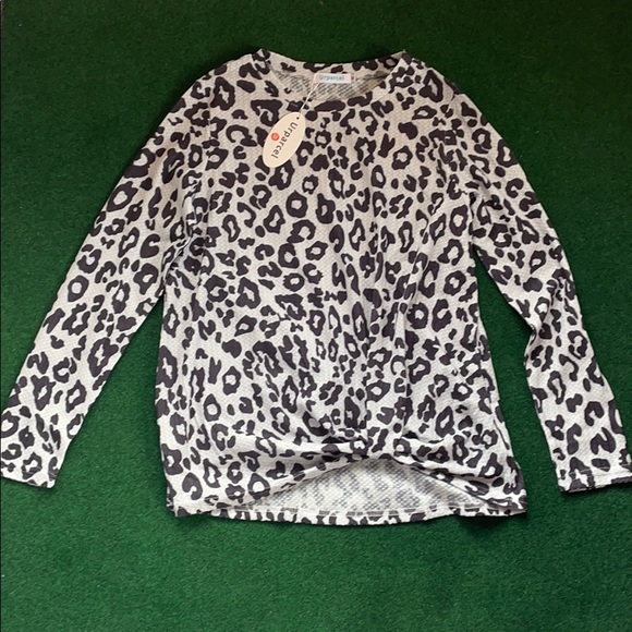 Urparcel Tops - Women's Medium Cheetah Print Knot Long Sleeve NEW